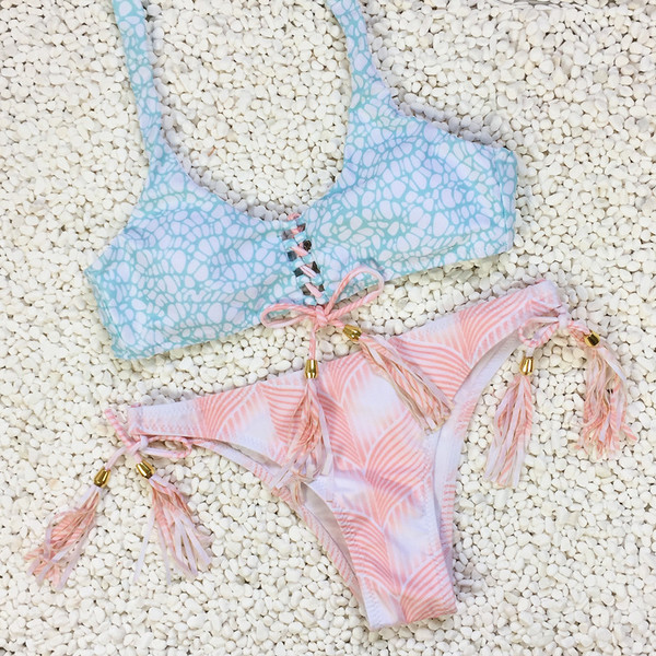 Lezser, kétrészes női fürdőruha kék és rózsaszín hordóval, mintával és bojttal