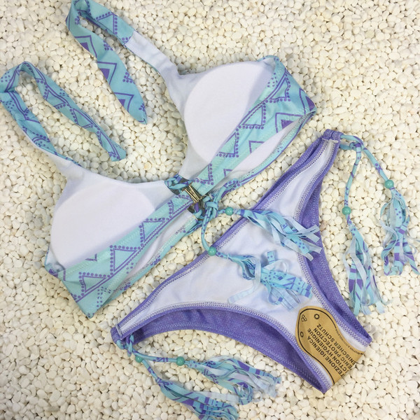 Lezser, kétrészes női fürdőruha kék és rózsaszín hordóval, mintával és bojttal