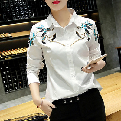 Γυναικείο  κομψό πουκάμισο σε λευκό και μαύρο χρώμα με κέντημα στους ώμους