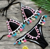 Kétrészes női fürdőruha fekete színben, bojttal