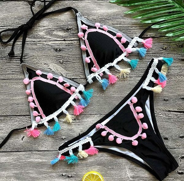 Kétrészes női fürdőruha fekete színben, bojttal