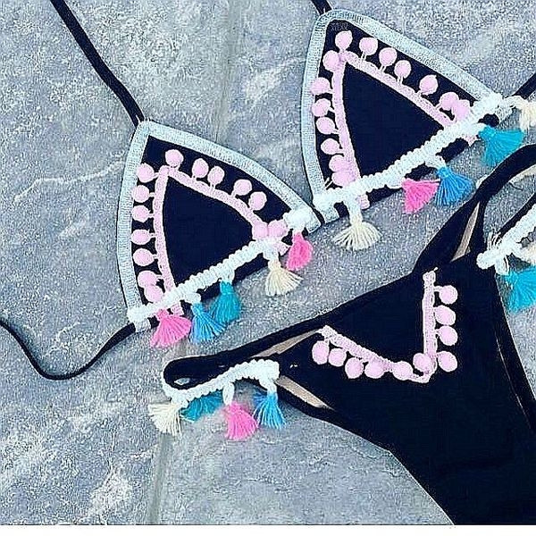 Kétrészes női fürdőruha fekete színben, bojttal