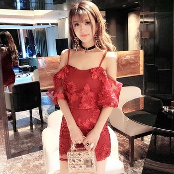 Κομψό γυναικείο φόρεμα με κορδόνια  και πεσμένους ώμους με δαντέλα