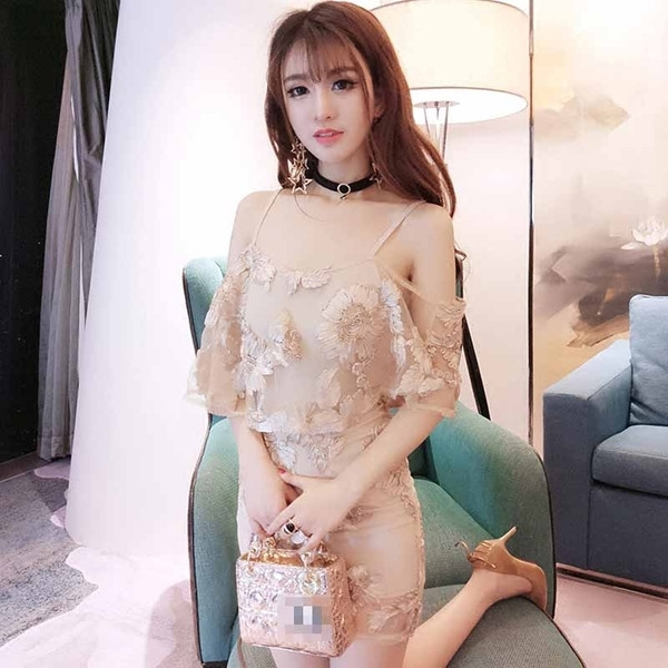 Κομψό γυναικείο φόρεμα με κορδόνια  και πεσμένους ώμους με δαντέλα