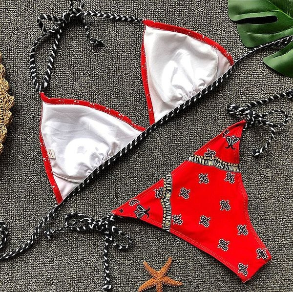 Női színes fürdőruha két részből, színes motívumokkal és nyakkendőkkel