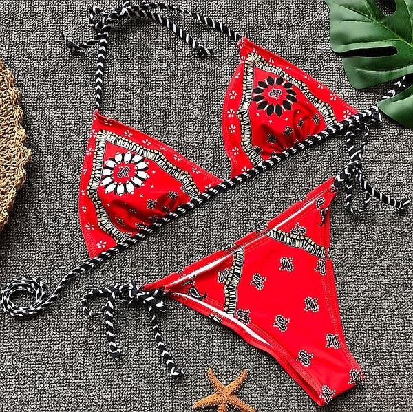 Női színes fürdőruha két részből, színes motívumokkal és nyakkendőkkel