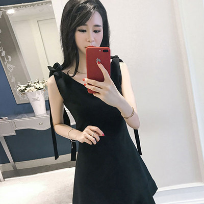 Elegáns női ruha vállpántokkal, piros és fekete színben