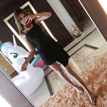 Stílusos női ruha aszimmetrikus hosszúsággal fekete színben