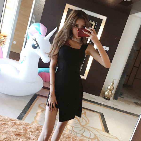 Stílusos női ruha aszimmetrikus hosszúsággal fekete színben