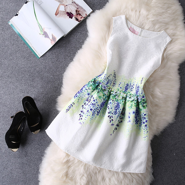 Elegáns női ruha különböző modellekben