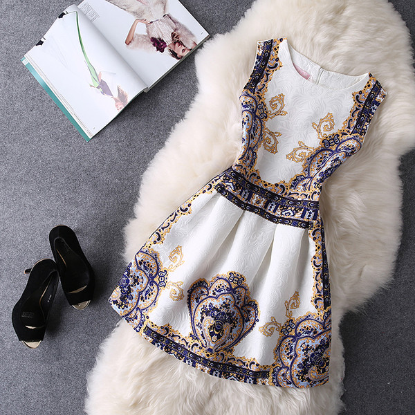 Elegáns női ruha különböző modellekben