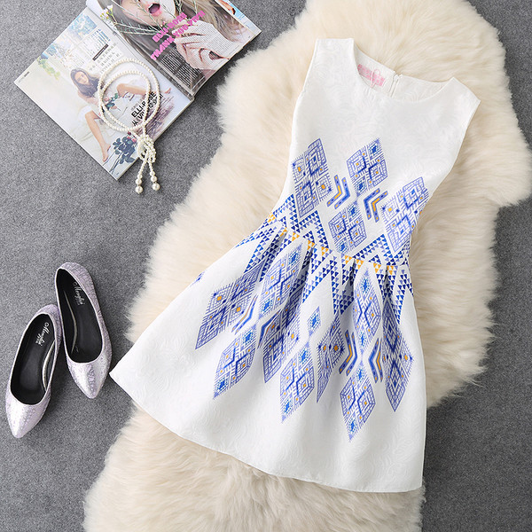 Elegáns női ruha különböző modellekben