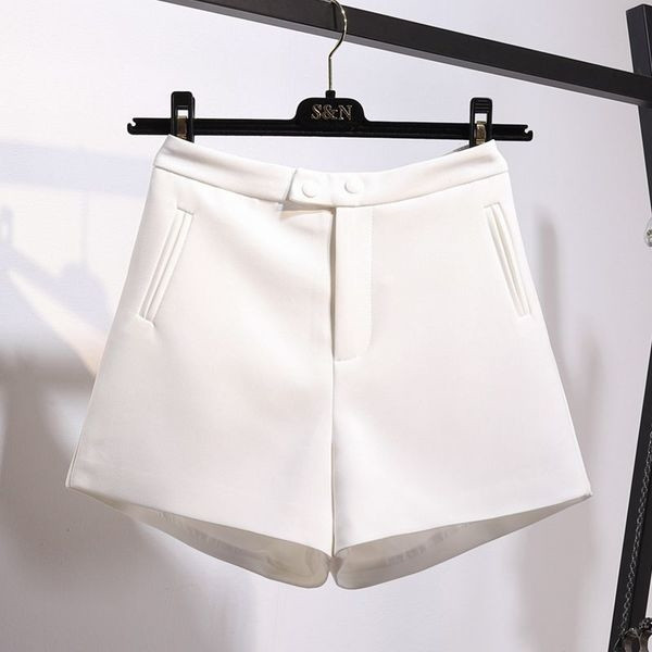 Stílusos női rövidnadrág magas derékkal és gombokkal, négy színben