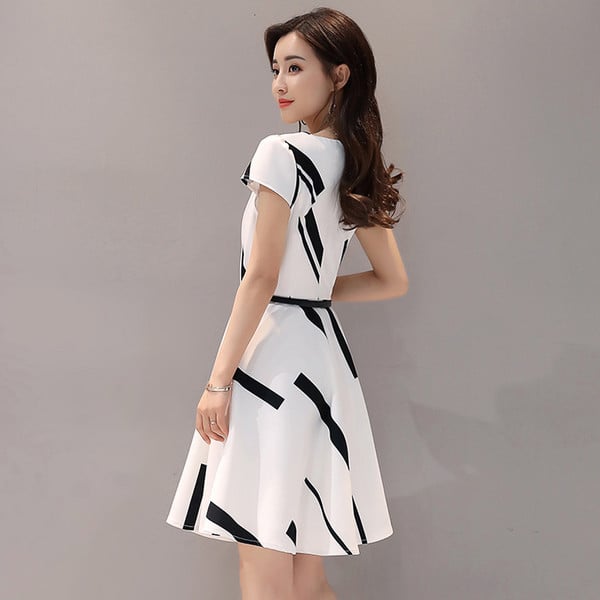 Κομψό γυναικείο φόρεμα με έγχρωμο μοτίβο