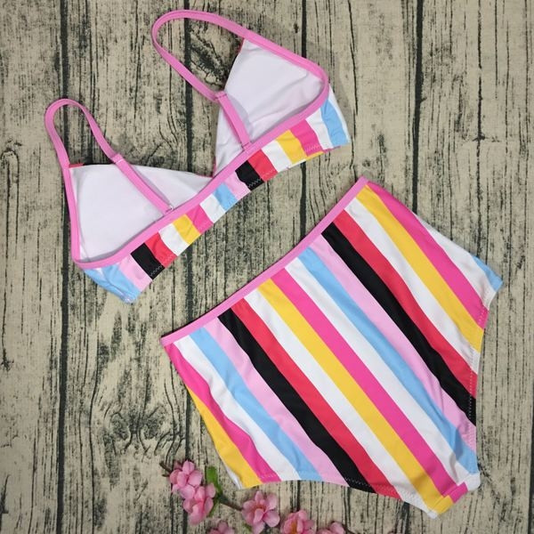 Costum de baie cu dungi colorate din două piese și bikini cu talie înaltă