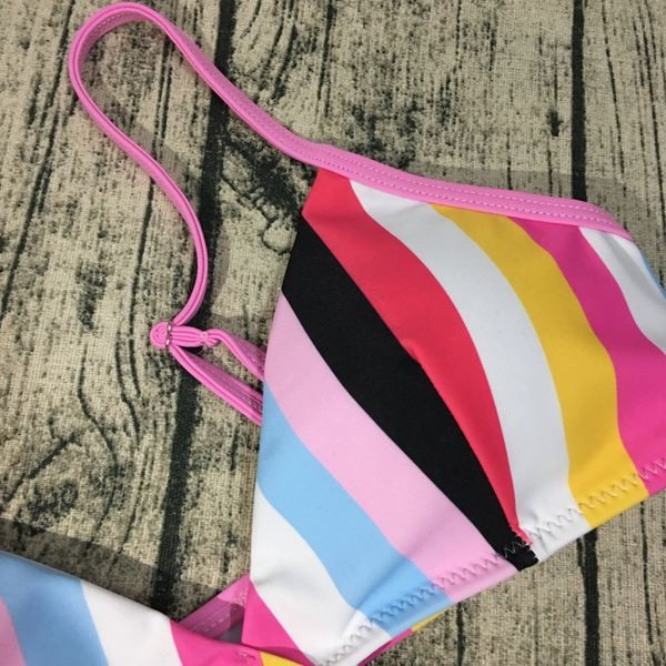 Costum de baie cu dungi colorate din două piese și bikini cu talie înaltă