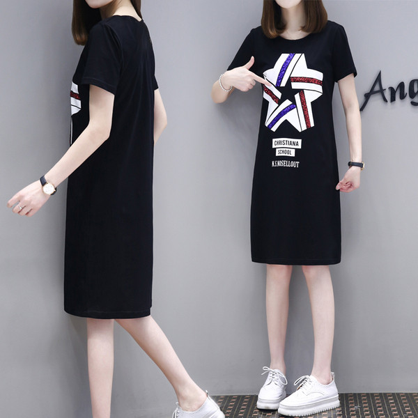 Спортно - ежедневна дамска рокля с апликация в бял и черен цвят