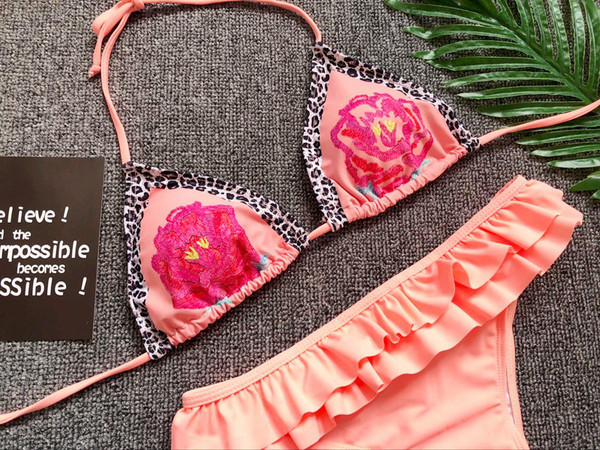 Costum de baie elegant din două piese, roz, cu aplicații și volanuri de bikini