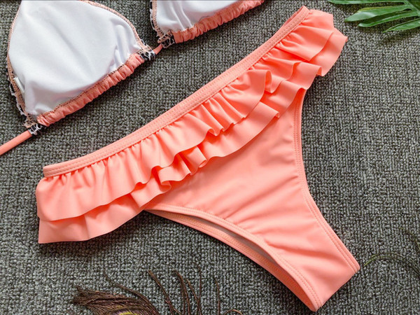 Costum de baie elegant din două piese, roz, cu aplicații și volanuri de bikini