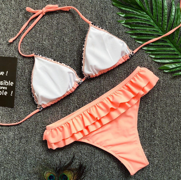 Costum de baie elegant din două piese, roz, cu aplicații și volanuri de bikini