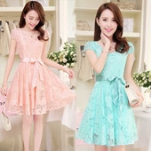 Κομψό γυναικείο φόρεμα με κοντό μανίκι με δαντέλα σε ροζ και μπλε χρώμα