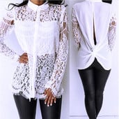 Stílusos női csipke ing rejtett gombokkal és hasítékkal a hátán