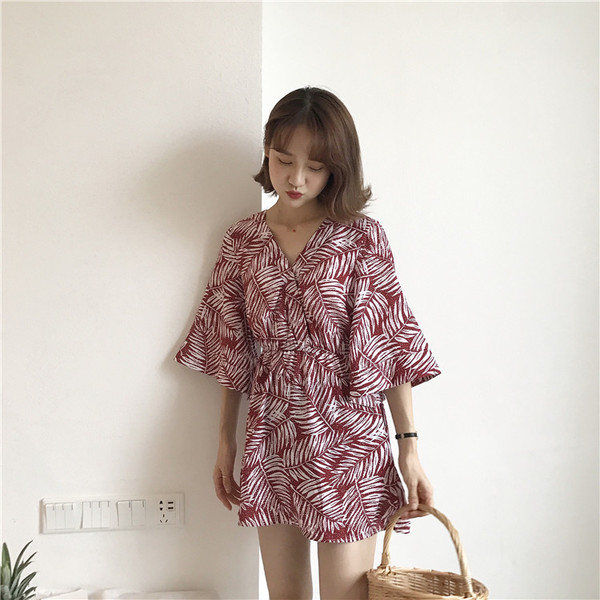 Lezser női ruha virágos motívummal, széles ujjal