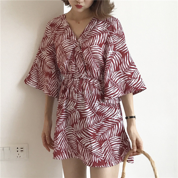 Lezser női ruha virágos motívummal, széles ujjal