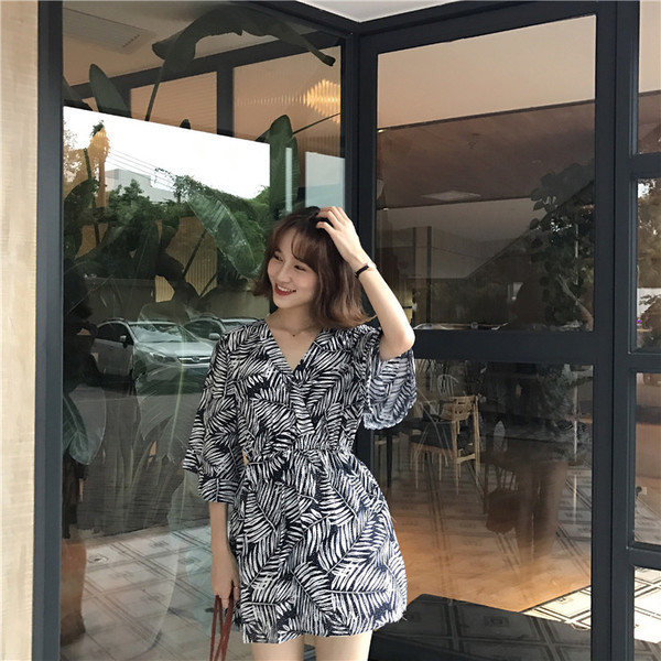 Lezser női ruha virágos motívummal, széles ujjal