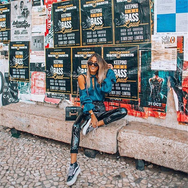 Női blúz nyitott vállú, kivágott ujjakkal