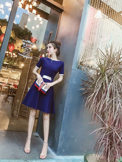 Stílusos női szabású ruha három színben