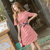 Stílusos női csíkos ruha 3/4 ujjú, megkötős