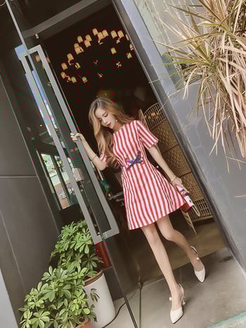 Stílusos női csíkos ruha 3/4 ujjú, megkötős