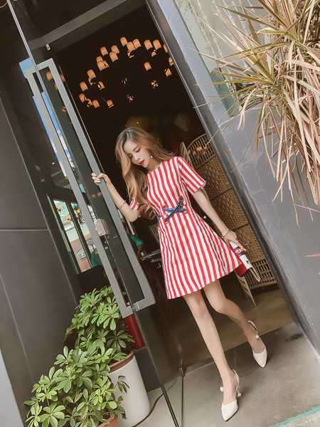 Stílusos női csíkos ruha 3/4 ujjú, megkötős