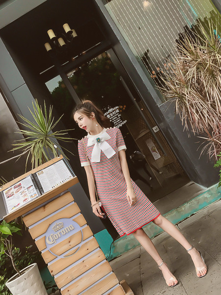 Elegáns női hosszú ruha szalaggal