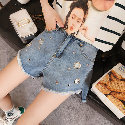 Fém dámával díszített női rövidnadrág