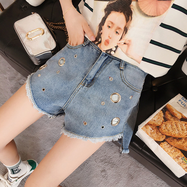 Fém dámával díszített női rövidnadrág