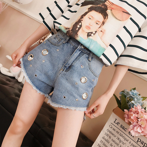 Fém dámával díszített női rövidnadrág