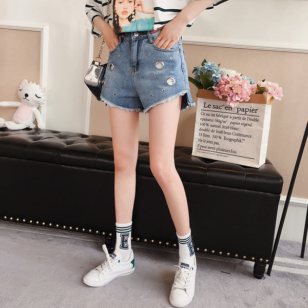 Fém dámával díszített női rövidnadrág