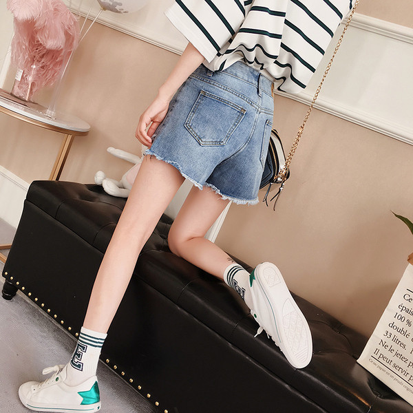 Fém dámával díszített női rövidnadrág