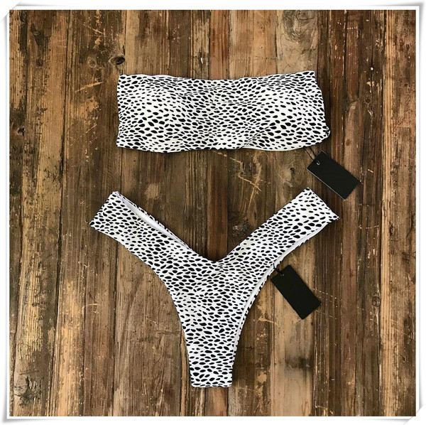 Kétrészes női fürdőruha fehér és fekete színben, mintával