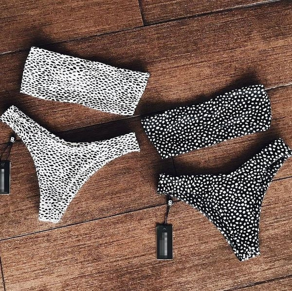 Kétrészes női fürdőruha fehér és fekete színben, mintával