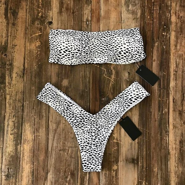 Kétrészes női fürdőruha fehér és fekete színben, mintával