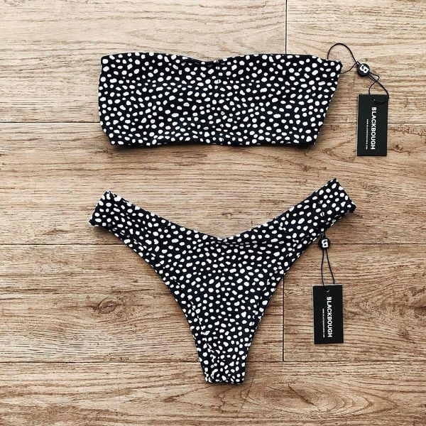 Kétrészes női fürdőruha fehér és fekete színben, mintával
