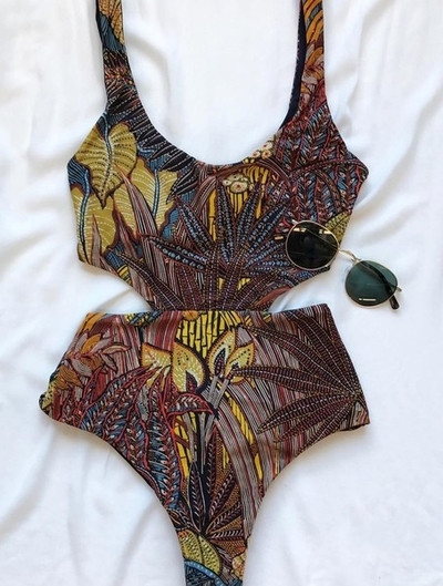 Stílusos színes teljes fürdőruha kivágott motívummal