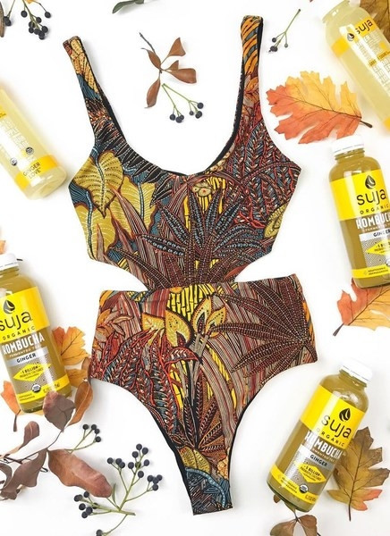 Stílusos színes teljes fürdőruha kivágott motívummal