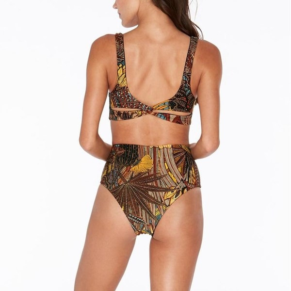 Stílusos színes teljes fürdőruha kivágott motívummal