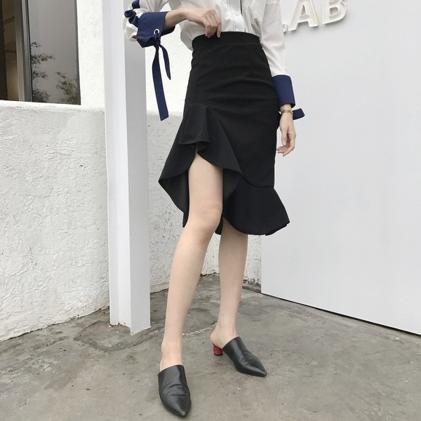 Aszimmetrikus hosszúságú női szoknya fekete színben