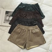 Rövid női rövidnadrág eco-bőr zsebekkel, több színben