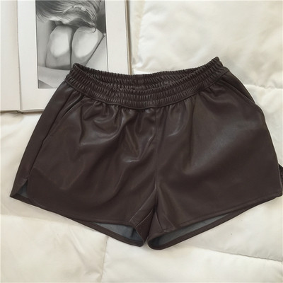 Rövid női rövidnadrág eco-bőr zsebekkel, több színben